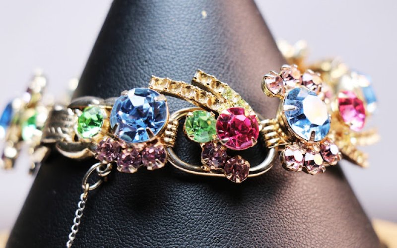 Jewelry Trader of Vintage Costume